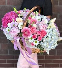 Цветочная композиция из Розы, Хризантемы, Пионы и Лизиантусы в корзине в Тимонино