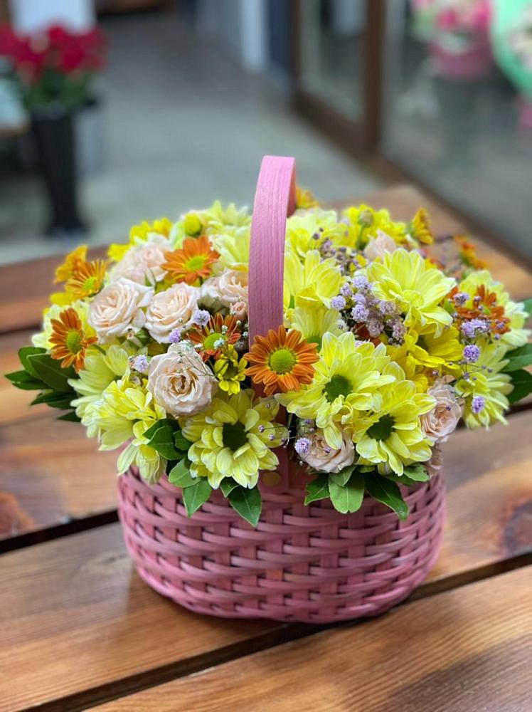 Цветочная композиция из Хризантемы и Розы в корзине в Тимонино