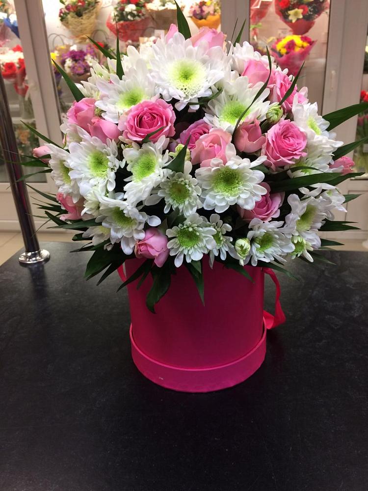 Цветочная композиция из Розы и Хризантемы в шляпной коробке в Тимонино